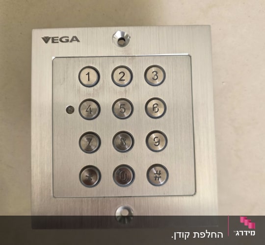 לוח מקשים מתכתי עם מספרים מותקן על קיר